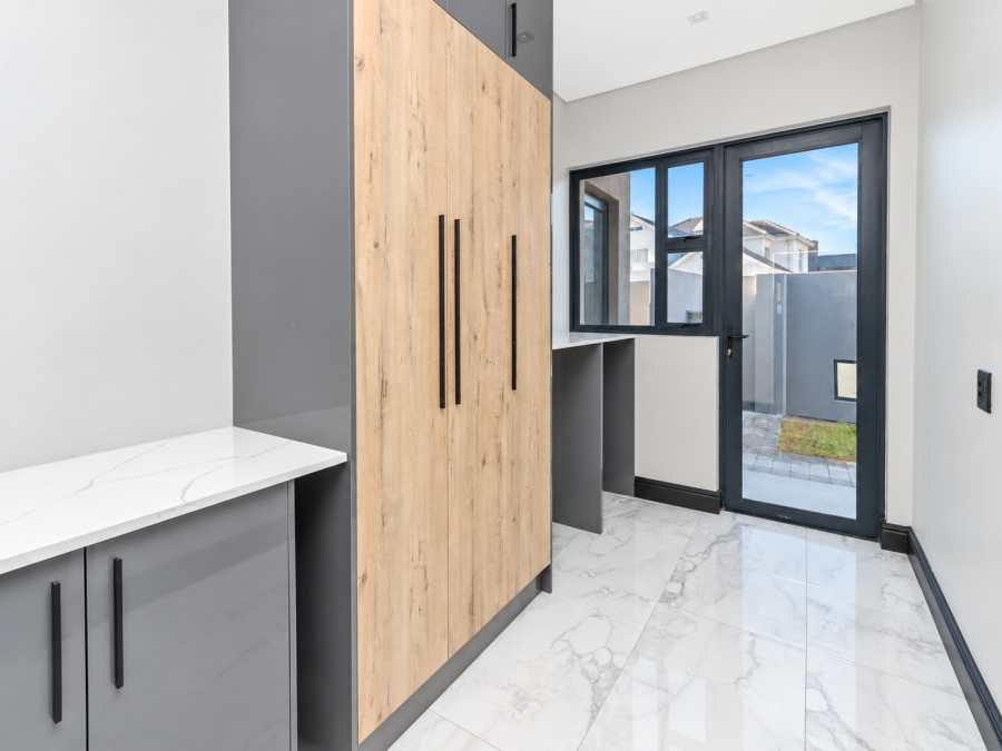 6 Bedroom Property for Sale in Sagewood Western Cape
